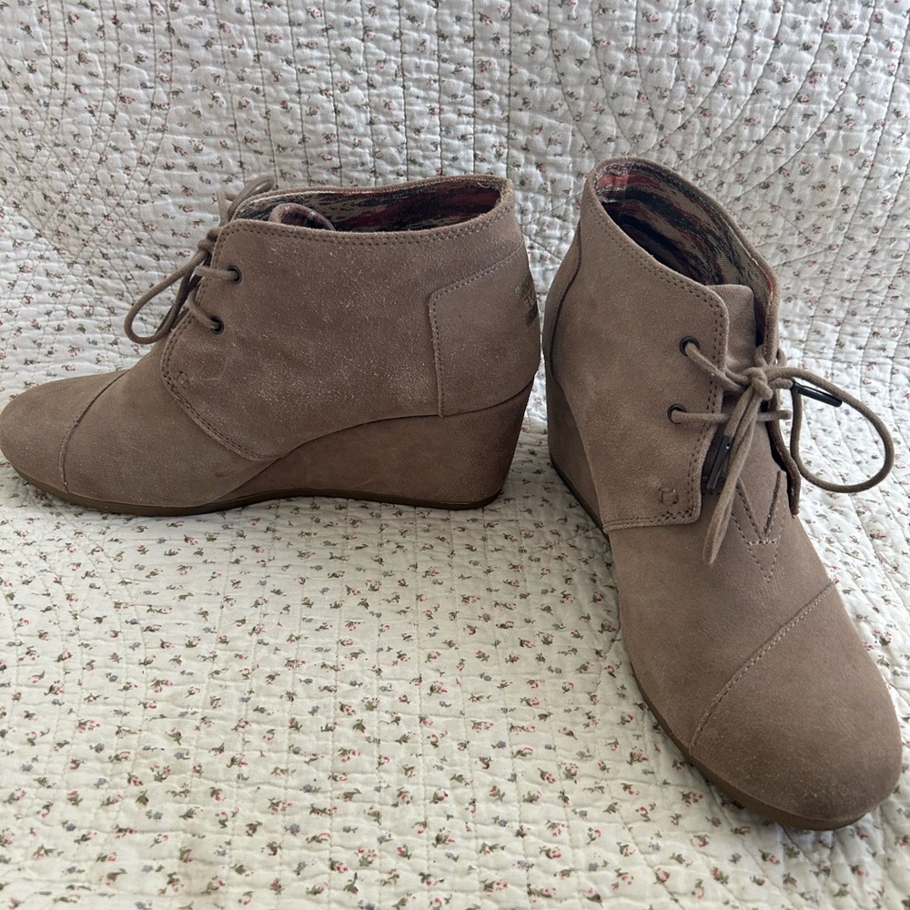 Chic Lace-Up Suede Wedge Booties